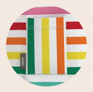 als charmantes Extra: die kleine angenähte Statement-Tasche für alle Kleinigkeiten