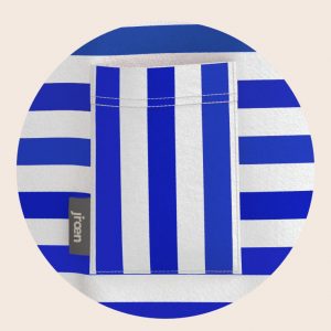 Detailansicht der angenähten Tasche des blau-weißen Shirts