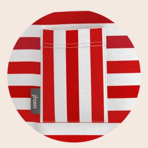 Detailansicht der angenähten Statement-Tasche am Kölner Ringelshirt